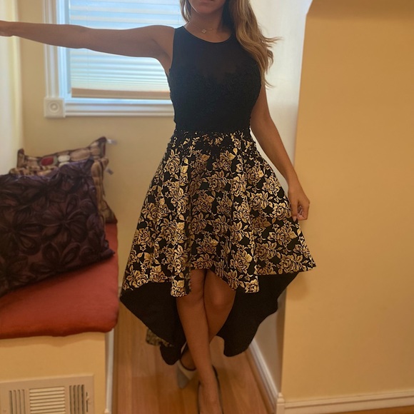 Beautiful black and gold dress - Picture 2 of 8